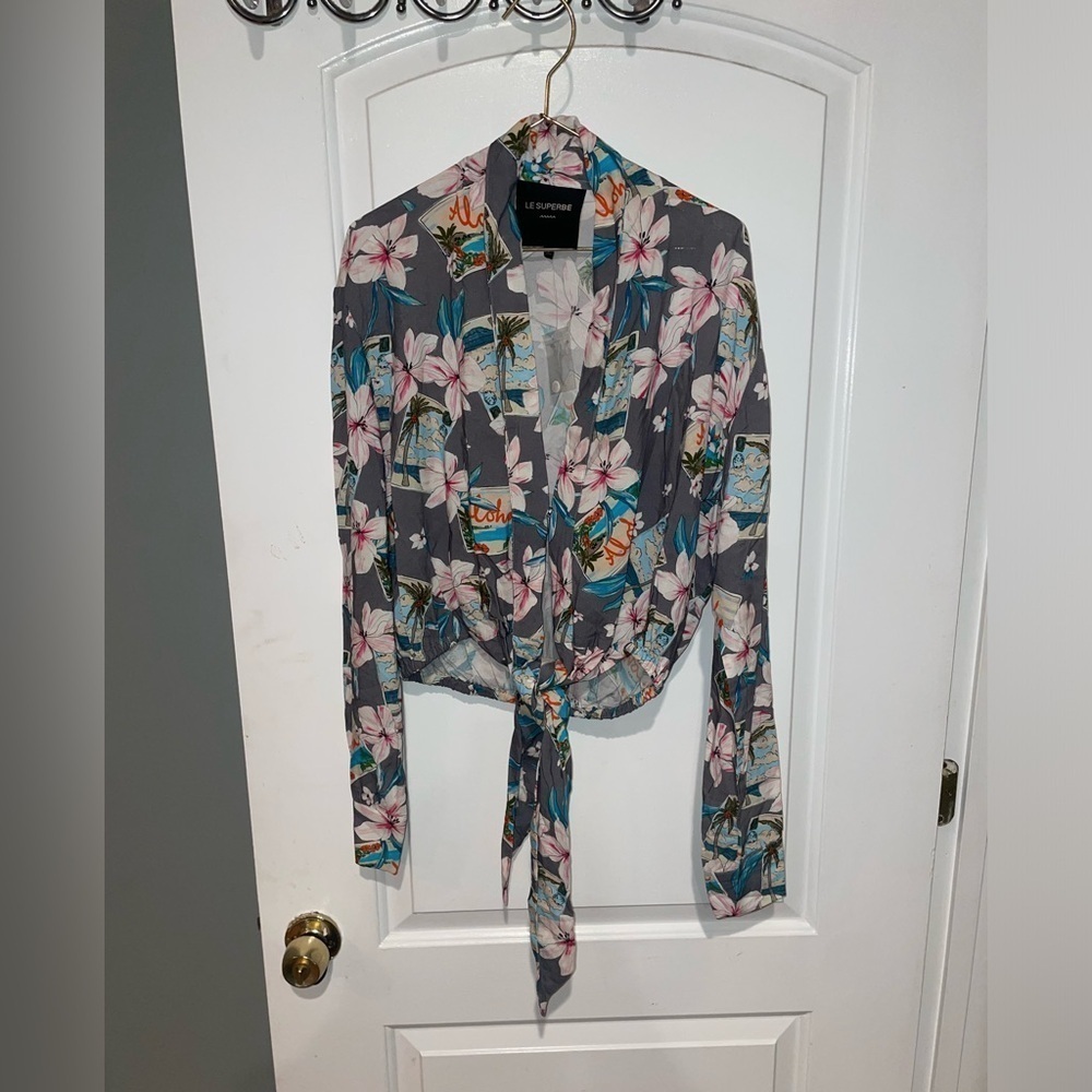 New! Le Superbe Topper Long Sleeve Tie Front Crop Aloha Fog Gray 🌺 Small NWT! - Picture 7 of 12